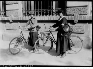 Jeanne Decorne, femme facteur et une de ses collègues. Photo provenant du fond Gallica de la BNF.